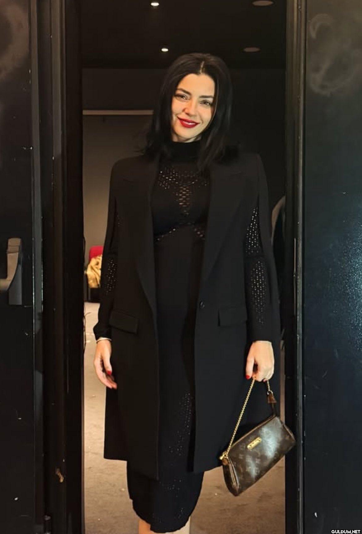 Merve Boluğur'un karnı,...