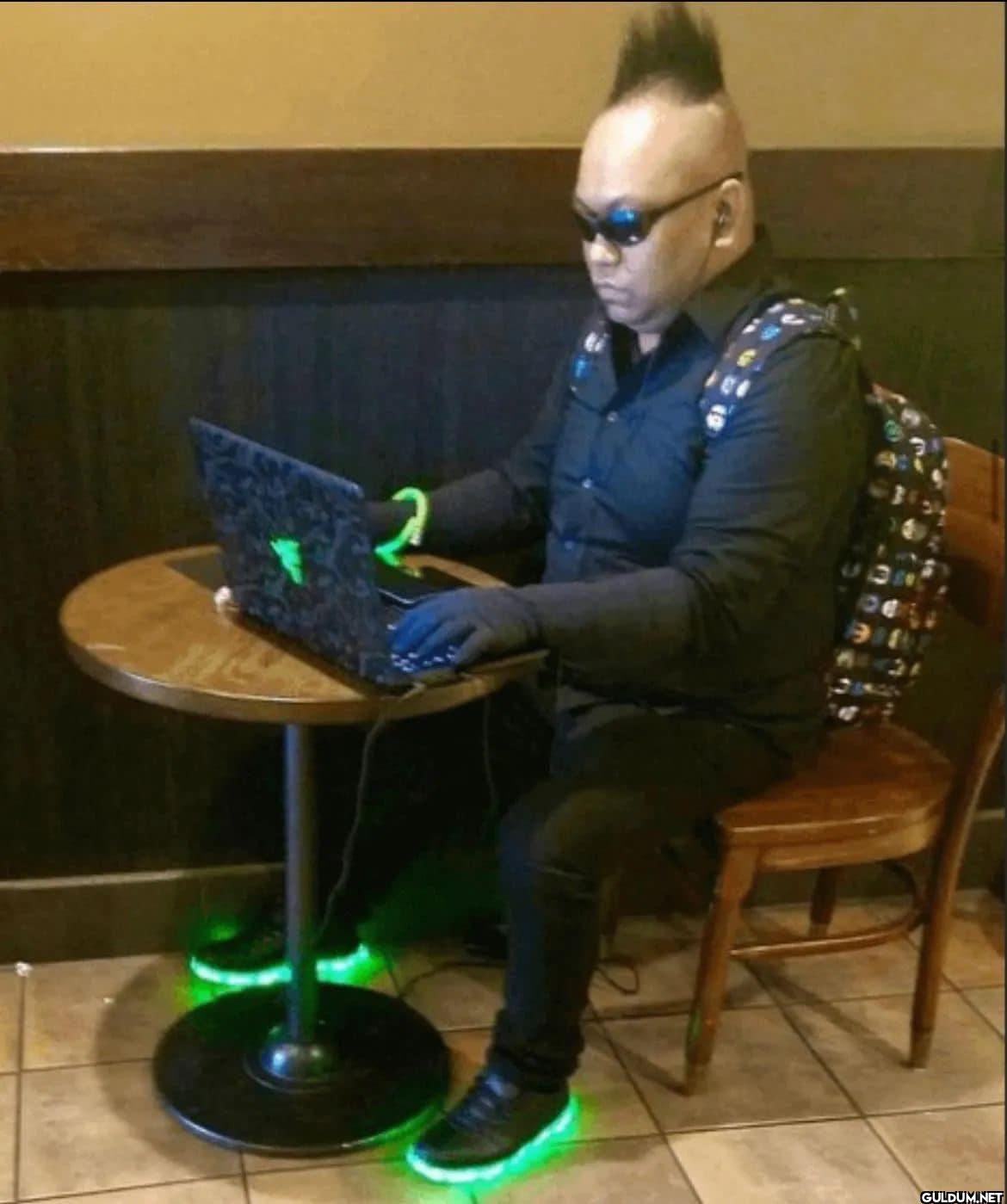 hackers in movies be like ...
