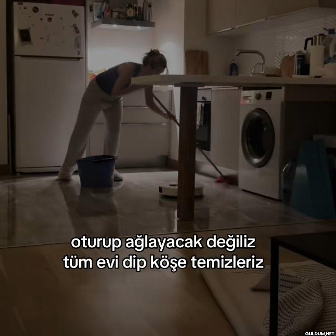 oturup ağlayacak değiliz...
