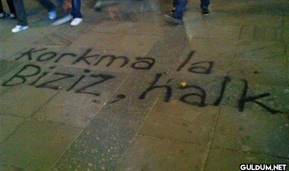 Korkma la Biziz, halk