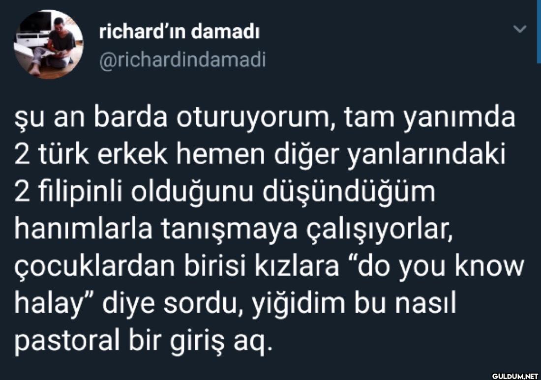 Şu an barda oturuyorum,...