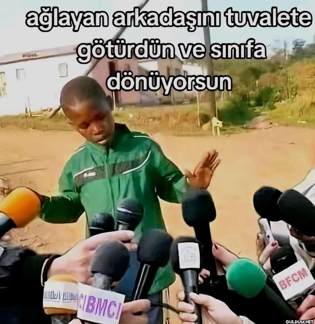 ağlayan arkadaşını...