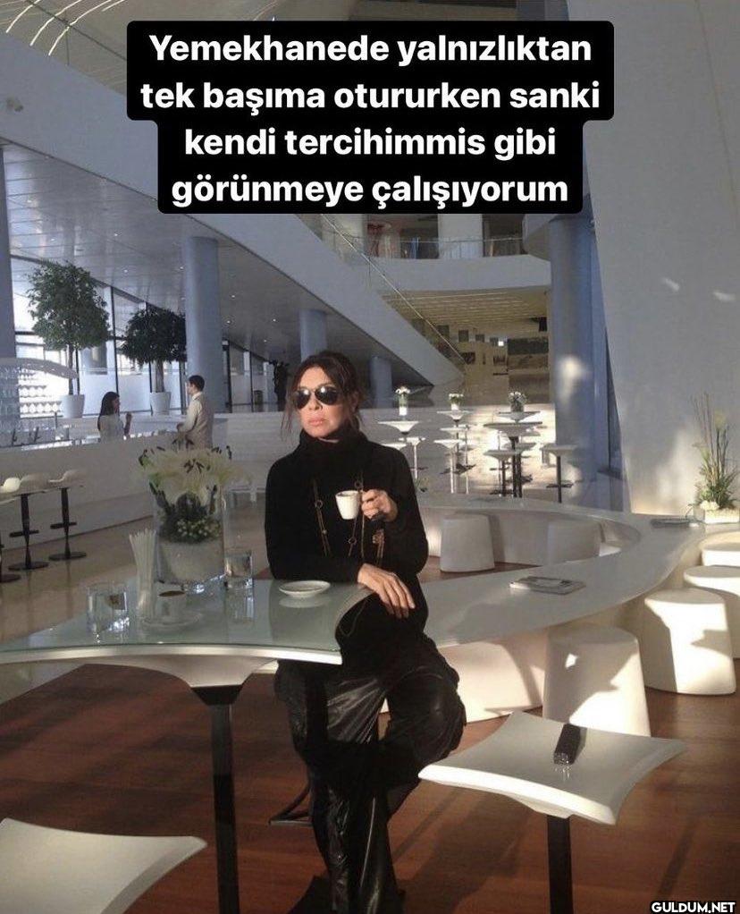 Yemekhanede yalnızlıktan...