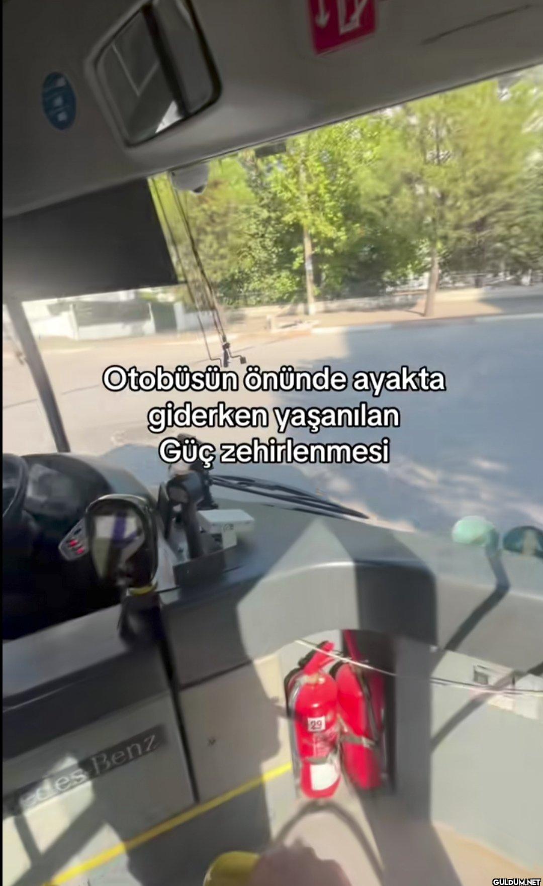 des Benz Otobüsün önünde...