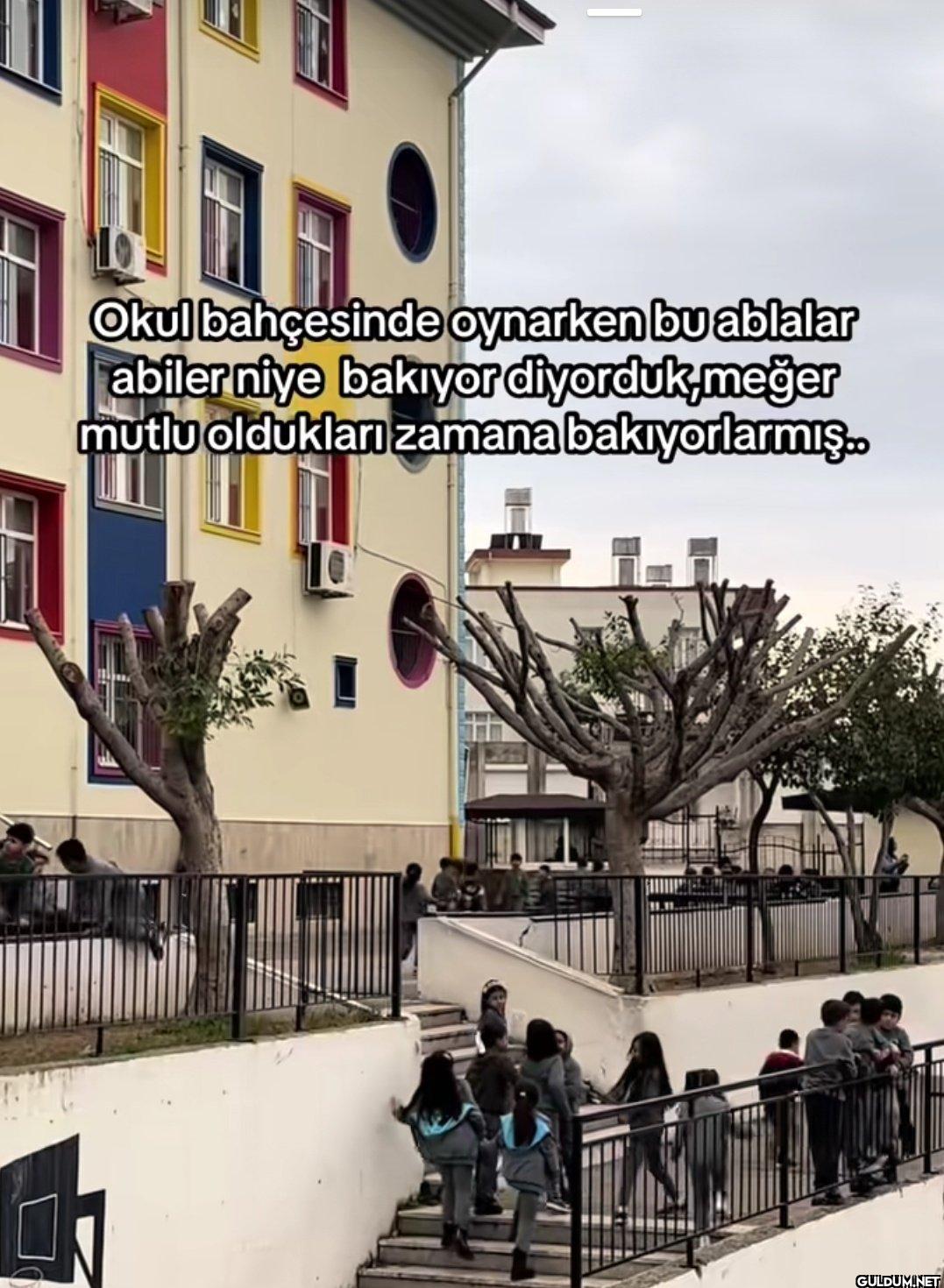 Okul bahçesinde oynarken...