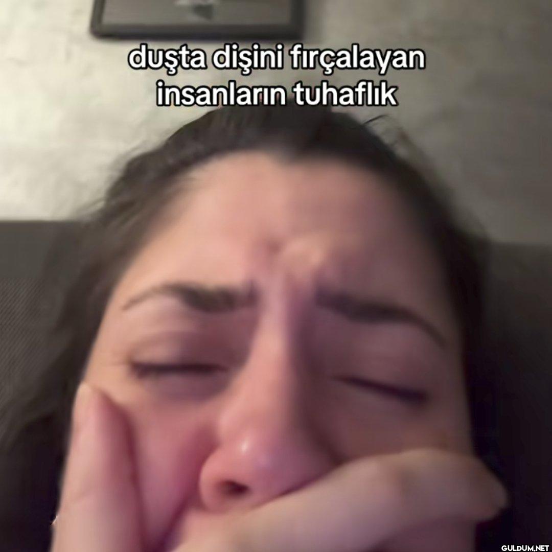 duşta dişini fırçalayan...