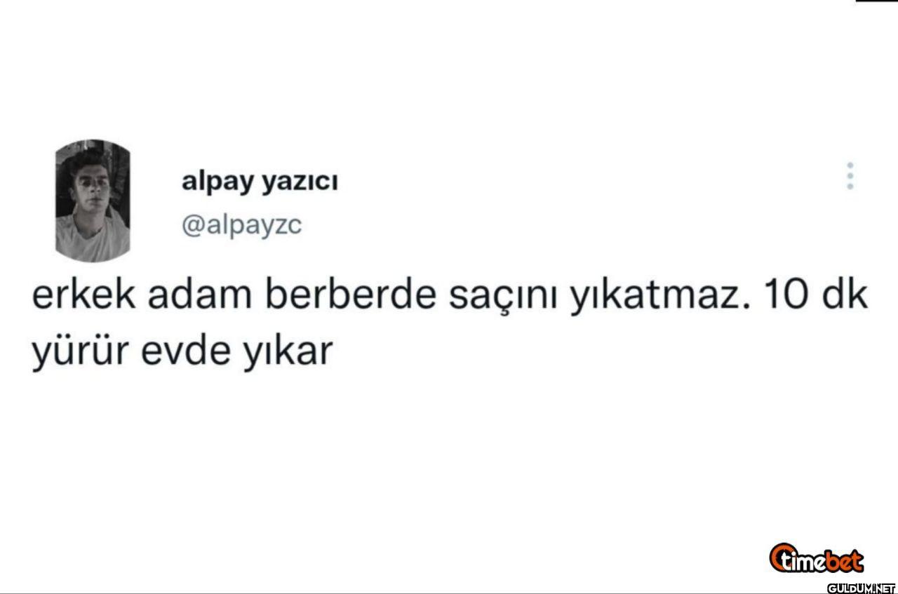 erkek adam berberde saçını...