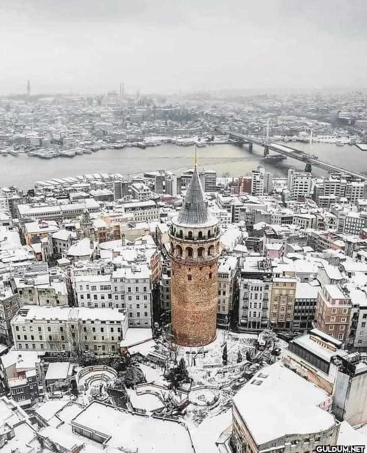 Karlar altında Galata Kulesi.