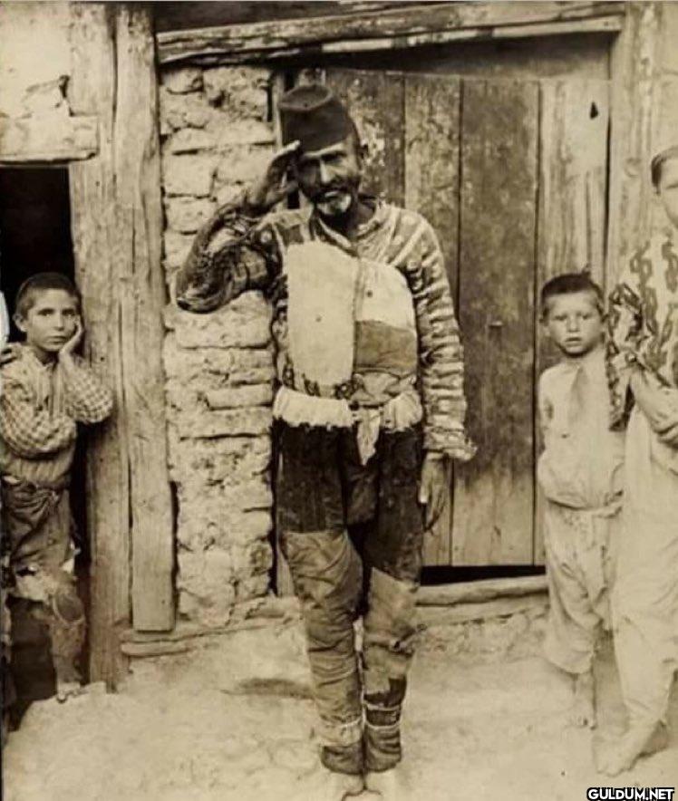 1917, asker selamı veren...