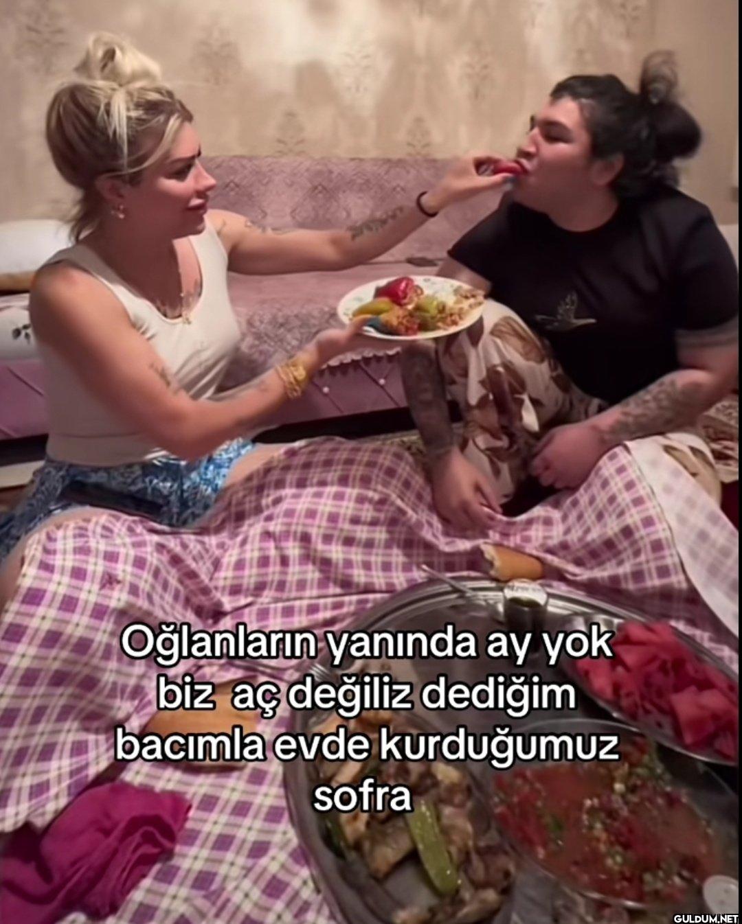 Oğlanların yanında ay yok...