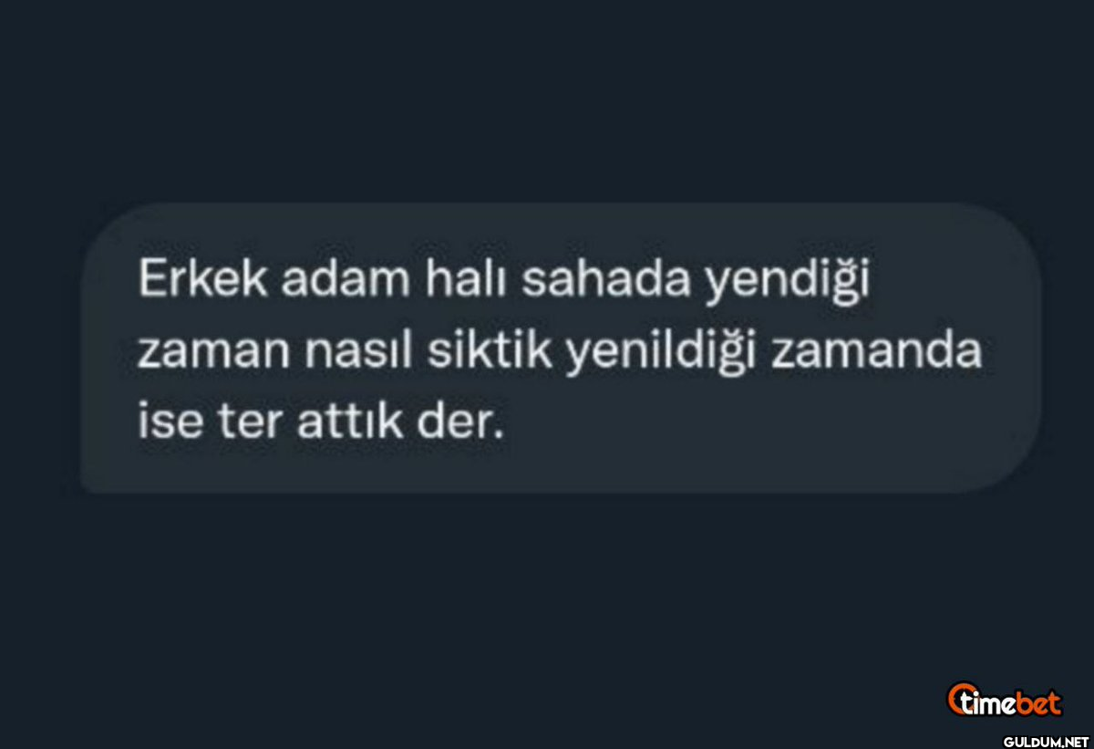 Erkek adam halı sahada...