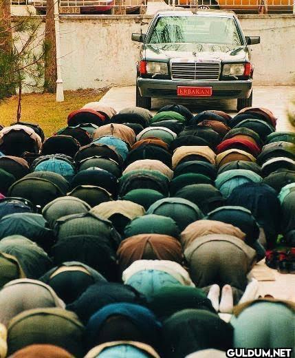 erbakan makam otosu onunde...