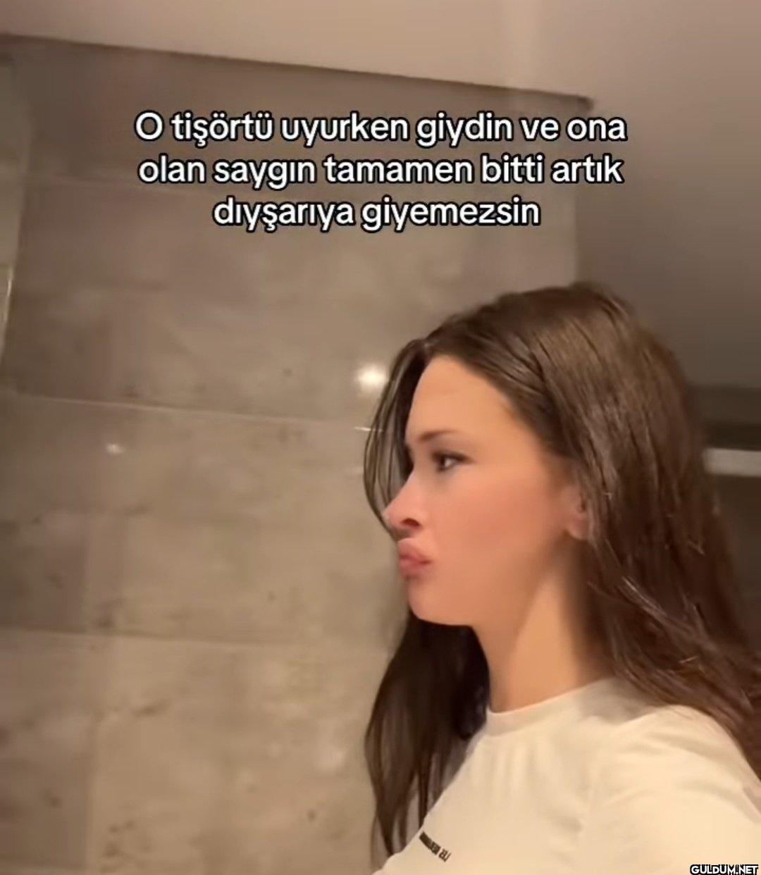 O tişörtü uyurken giydin...