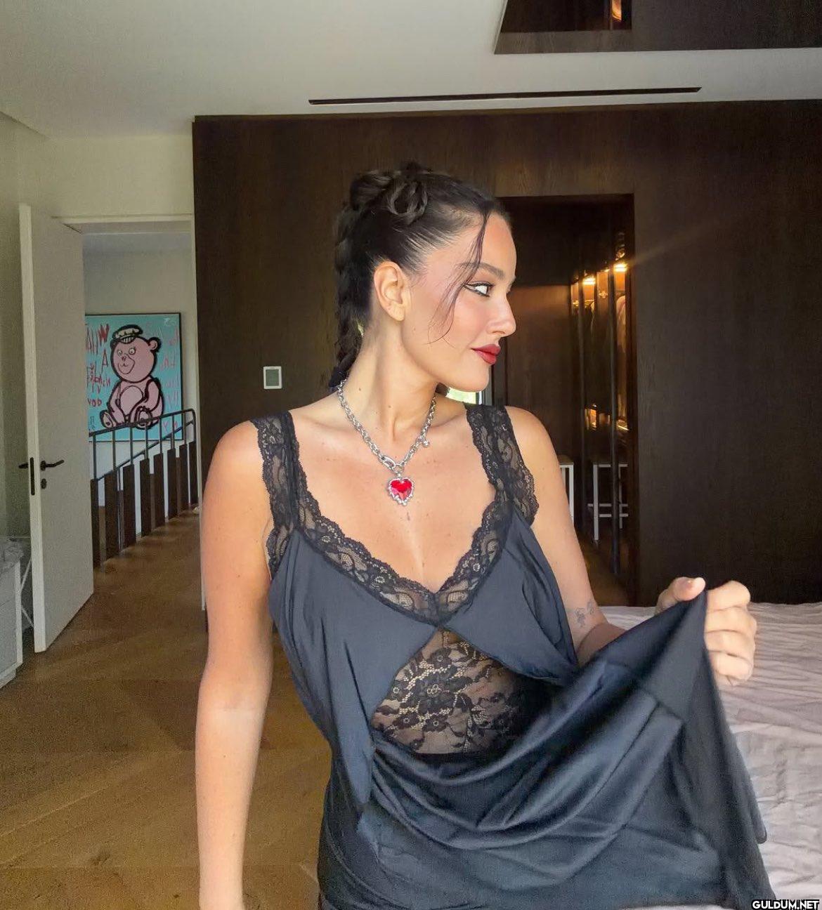 Pelin Akil'in dikkat çeken...