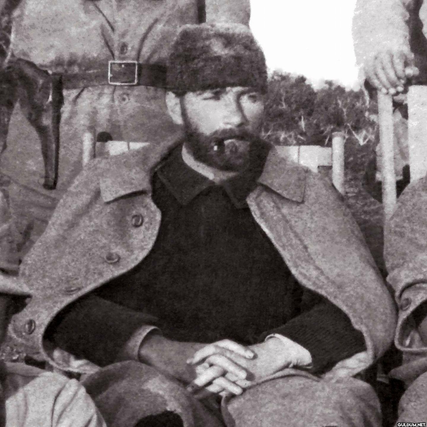 "Taş kırılır, tunç erir...