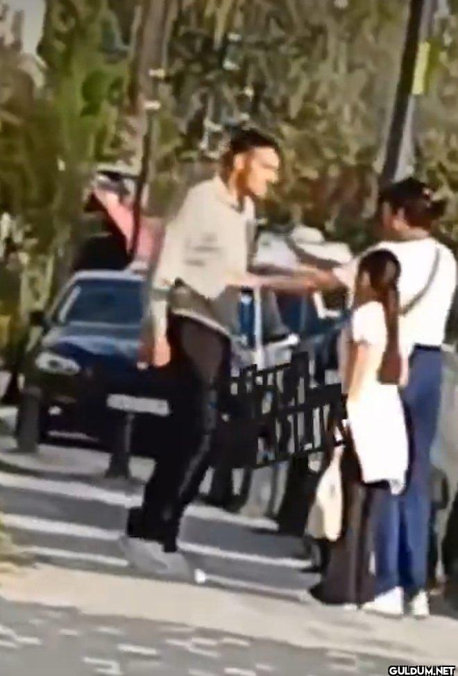 Tas kafa ve beyaz ayakkabı...