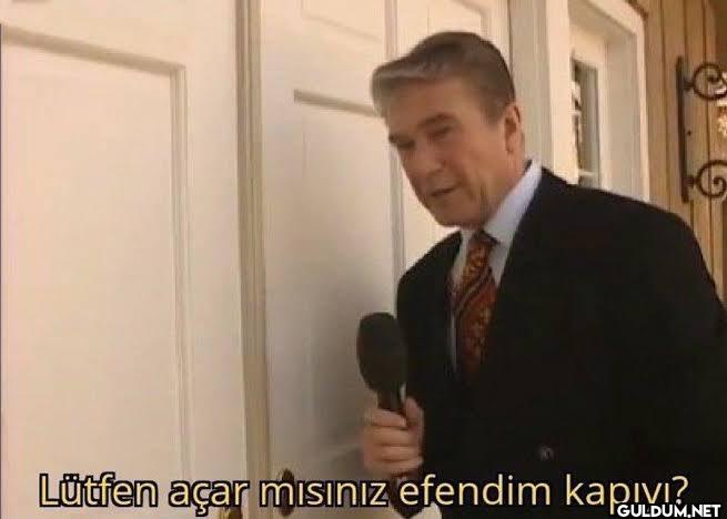 Lütfen açar mısınız efendim kapıyı?