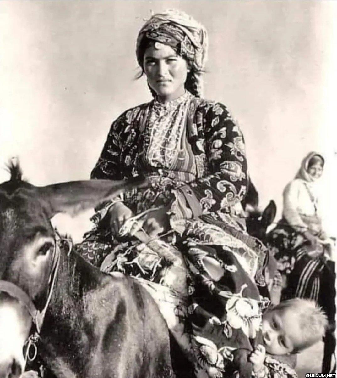 Heybesinde çocuğuyla,...