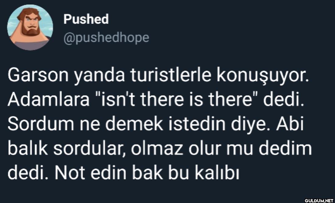 Garson yanda turistlerle...