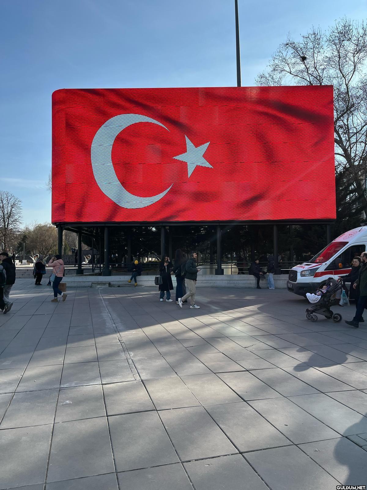 Ankara’daki dev ekranlar,...