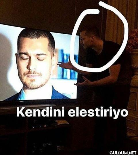 Kendini elestiriyo