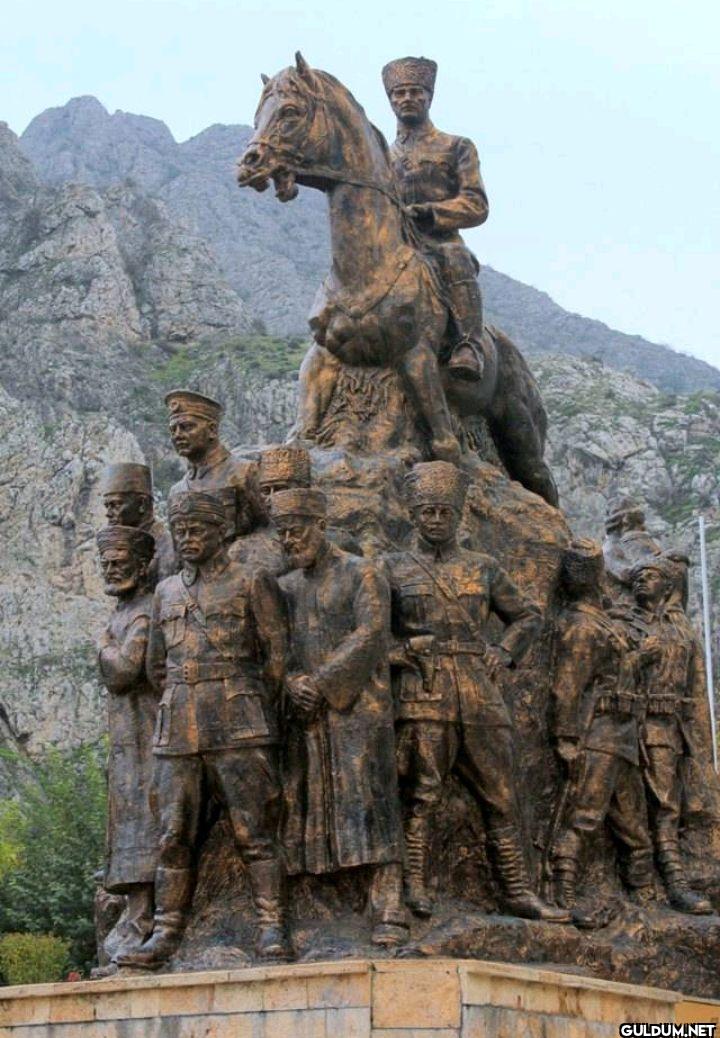Anıtın ön tarafında: iki...