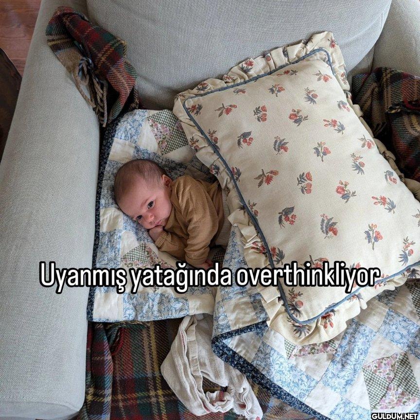 Uyanmış yatağında overthinkliyor