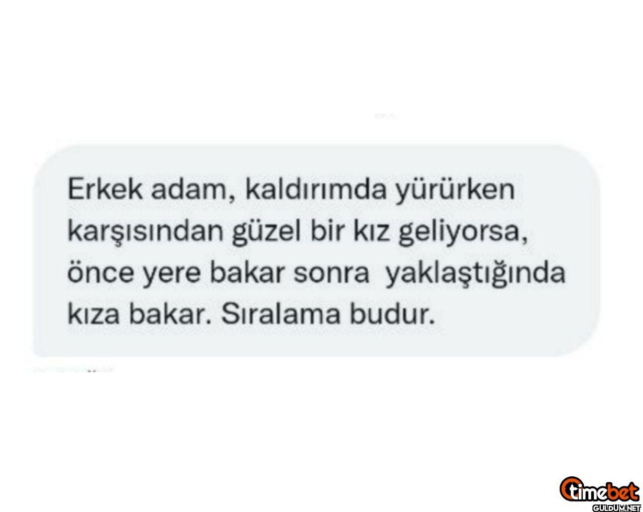 Erkek adam, kaldırımda...